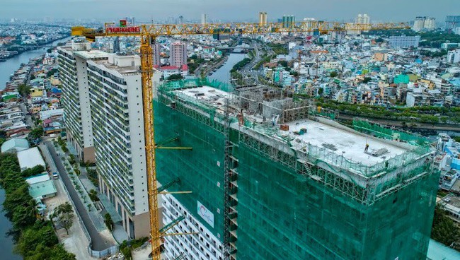 Cất nóc tháp C - Diamond Lotus Riverside Bức tường xanh giữa lòng Sài Gòn Cất nóc tháp C - Diamond Lotus Riverside Bức tường xanh giữa lòng Sài Gòn