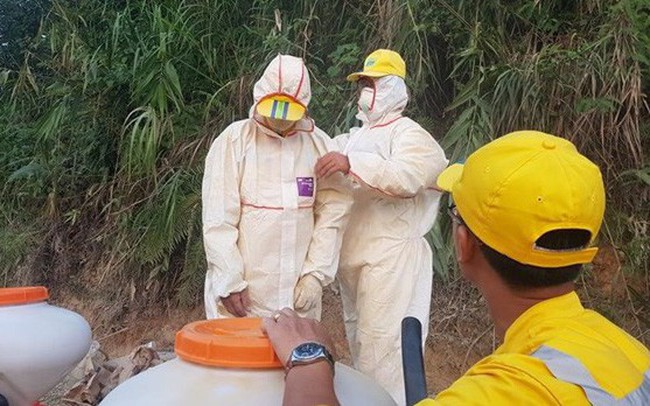 Các cán bộ của Trung tâm Ứng phó sự cố môi trường Việt Nam tiến hành xử lý tại điểm đổ dầu thải. (Ảnh: PV/Vietnam+)