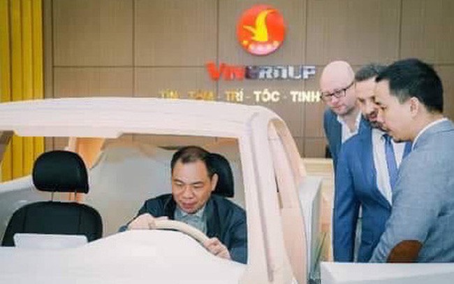 Chủ tịch Phạm Nhật Vượng đích thân thử 2 mẫu xe mới của VinFast cạnh tranh Hyundai Kona và Honda CR-V Chủ tịch Phạm Nhật Vượng đích thân thử 2 mẫu xe mới của VinFast cạnh tranh Hyundai Kona và Honda CR-V