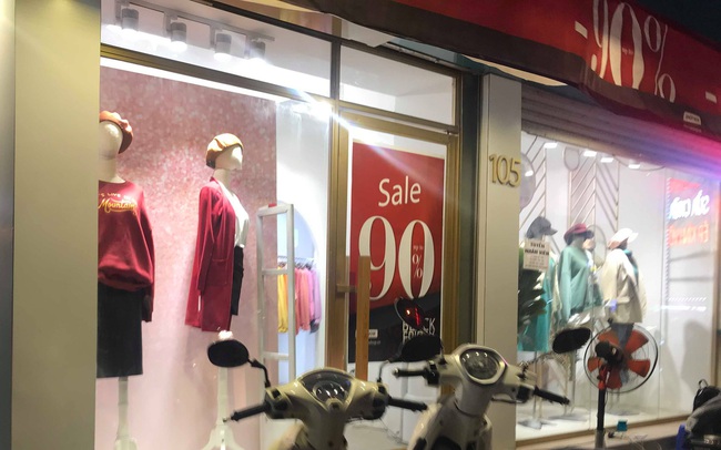Chưa đến Black Friday, hàng loạt cửa hàng đã treo biển giảm giá cao nhất lên đến 90%
