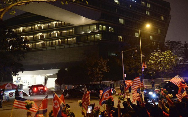 Đoàn siêu xe The Beast đưa Tổng thống Trump về khách sạn JW Marriott qua cửa bếp Đoàn siêu xe The Beast đưa Tổng thống Trump về khách sạn JW Marriott qua cửa bếp
