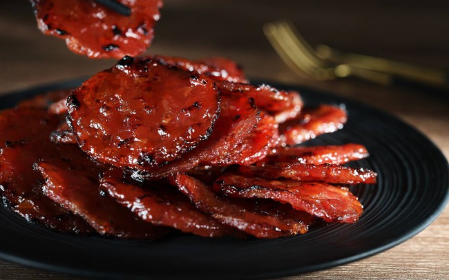 Phía sau món bak kwa lừng danh khiến bao người xếp hàng chờ cả tuần để mua tại Singapore: Từ triết lý "gia đình là cái gốc" đến giấc mơ có thật của 3 thế hệ nhà họ Lim Phía sau món bak kwa lừng danh khiến bao người xếp hàng chờ cả tuần để mua tại Singapore: Từ triết lý "gia đình là cái gốc" đến giấc mơ có thật của 3 thế hệ nhà họ Lim