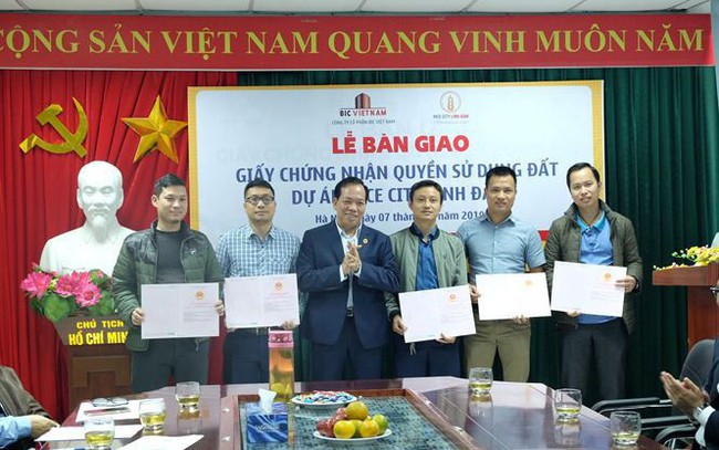 Bàn giao sổ hồng cho hơn 500 căn nhà ở xã hội Rice City Linh Đàm Bàn giao sổ hồng cho hơn 500 căn nhà ở xã hội Rice City Linh Đàm