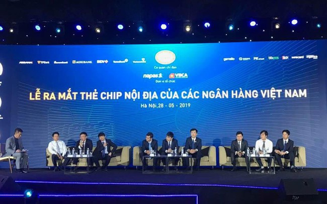 7 ngÃ¢n hÃ ng Äáº§u tiÃªn chuyá»n Äá»i tháº» tá»« sang tháº» chip ná»i Äá»a