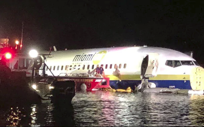 Máy bay Boeing 737 lao xuống sông, toàn bộ 143 người sống sót thần kỳ