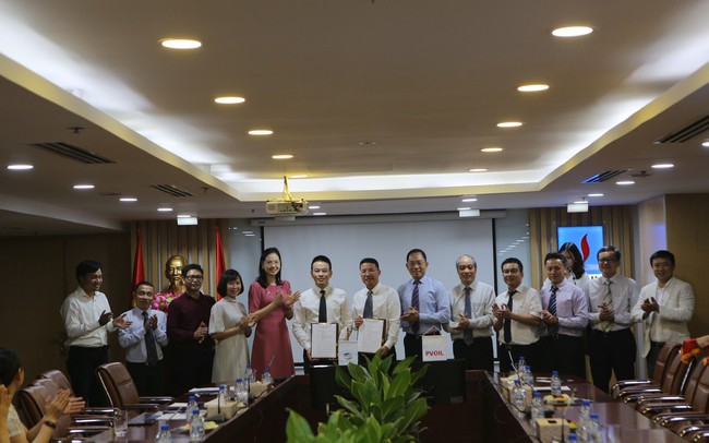 PVOIL tiên phong thanh toán mua xăng dầu không dùng tiền mặt PVOIL tiên phong thanh toán mua xăng dầu không dùng tiền mặt
