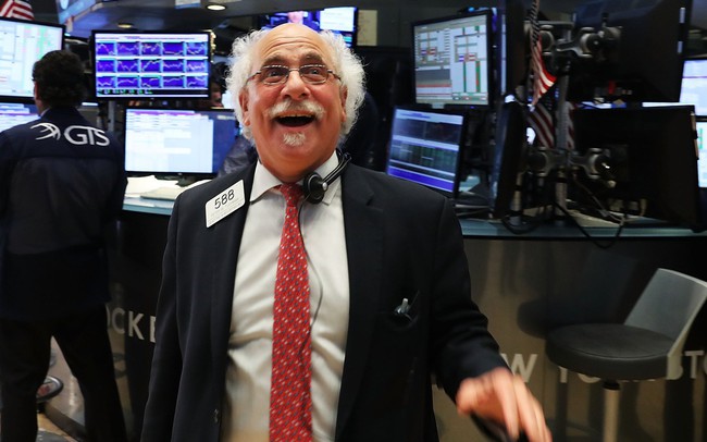 FED tính giảm lãi suất sớm, Dow Jones tăng gần 250 điểm, S&P 500 phá đỉnh mọi thời đại FED tính giảm lãi suất sớm, Dow Jones tăng gần 250 điểm, S&P 500 phá đỉnh mọi thời đại