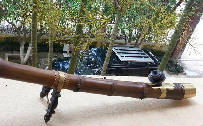 Đại gia Lê Thanh Thản: Tôi thích hút thuốc lào, đi xe Rolls-Royce....và có một chân dài Đại gia Lê Thanh Thản: Tôi thích hút thuốc lào, đi xe Rolls-Royce....và có một chân dài