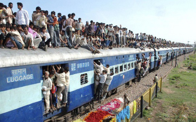 Cổ phiếu ngân hàng “dậy sóng”, VN-Index tăng gần 4 điểm