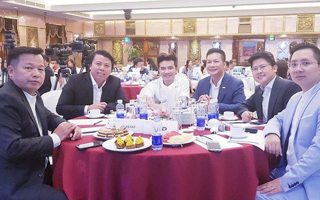 Nghi vấn dàn "cá mập" là chỗ "thân quen" với startup vừa nhận được deal 6 triệu USD Luxstay: Lộ hình ảnh Shark Hưng, Shark Việt cùng Shark Dzung trong sự kiện của Luxstay năm ngoái