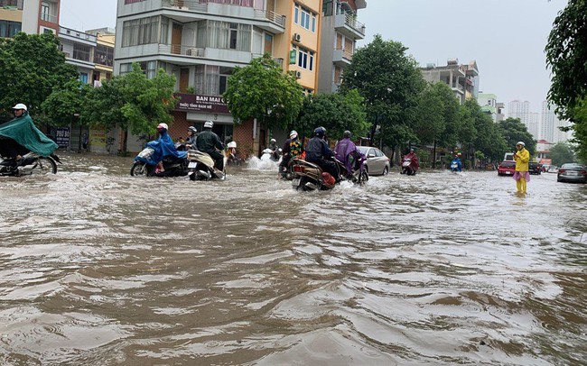 HÃ  Ná»i mÆ°a lá»n ngáº­p sÃ¢u, ngÆ°á»i dÃ¢n "bÆ¡i" Äi lÃ m giá»¯a dÃ²ng xe táº¯c ngháº½n