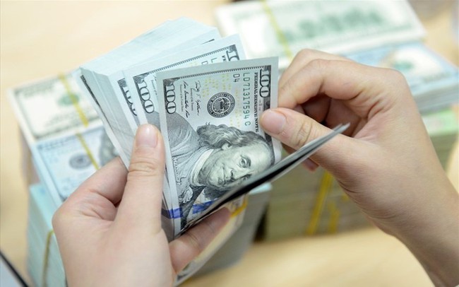 Điều gì khiến giá đô la Mỹ "đóng băng" tại hàng loạt ngân hàng?