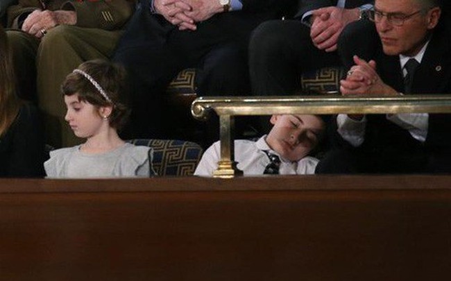 Cậu bé Trump ngủ gật khi nghe đọc Thông điệp Liên bang