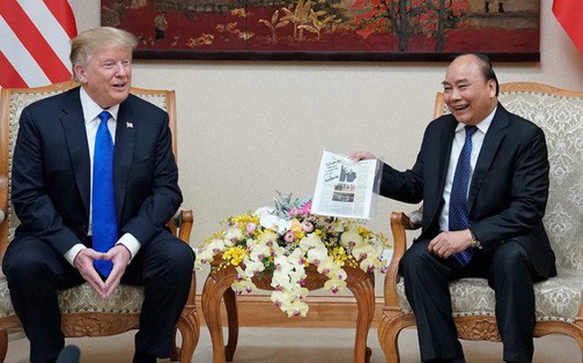 Hành động thú vị của Thủ tướng Nguyễn Xuân Phúc khiến Tổng thống Trump bật cười vui vẻ Hành động thú vị của Thủ tướng Nguyễn Xuân Phúc khiến Tổng thống Trump bật cười vui vẻ