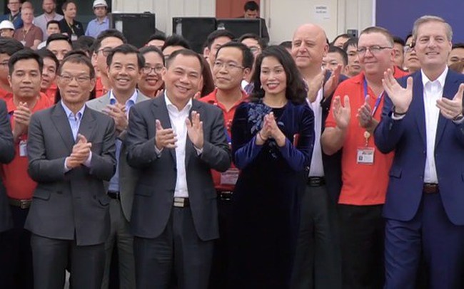 Tỷ phú Phạm Nhật Vượng tiết lộ điều khó khăn nhất khi chuyển từ Lexus sang xe VinFast Tỷ phú Phạm Nhật Vượng tiết lộ điều khó khăn nhất khi chuyển từ Lexus sang xe VinFast