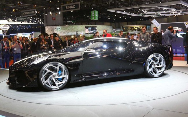 Xem siêu xe đắt nhất thế giới của Bugatti rón rén lăn bánh khỏi triển lãm mới phát hiện ra cú lừa này Xem siêu xe đắt nhất thế giới của Bugatti rón rén lăn bánh khỏi triển lãm mới phát hiện ra cú lừa này