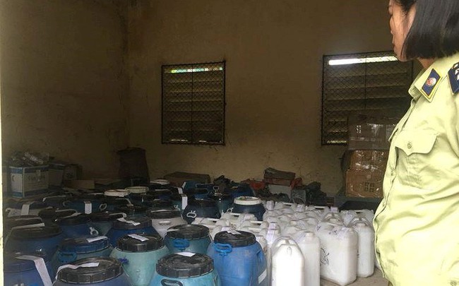 Phát hiện 2.000 lít dầu gội không rõ nguồn gốc Phát hiện 2.000 lít dầu gội không rõ nguồn gốc