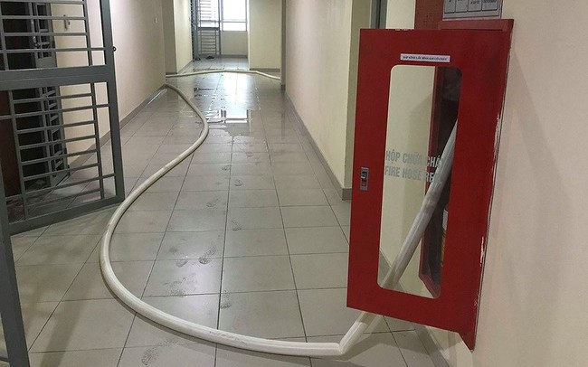 Chung cư cao cấp chằng chịt vòi cứu hỏa để ‘giải khát’ nước sạch