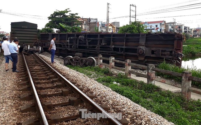 Lộ nguyên nhân vụ tàu trật bánh, lật toa tại Nam Định