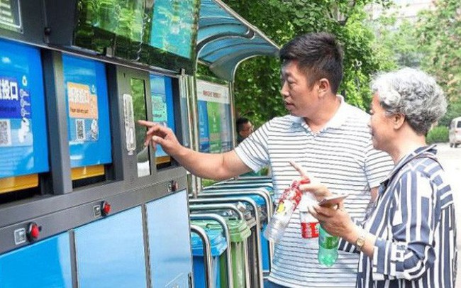 Ở Trung Quốc, đi đổ rác cũng bị nhận diện khuôn mặt: Phân loại sai hay vứt rác không đúng chỗ sẽ bị phạt nặng và giảm điểm tín nhiệm xã hội Ở Trung Quốc, đi đổ rác cũng bị nhận diện khuôn mặt: Phân loại sai hay vứt rác không đúng chỗ sẽ bị phạt nặng và giảm điểm tín nhiệm xã hội