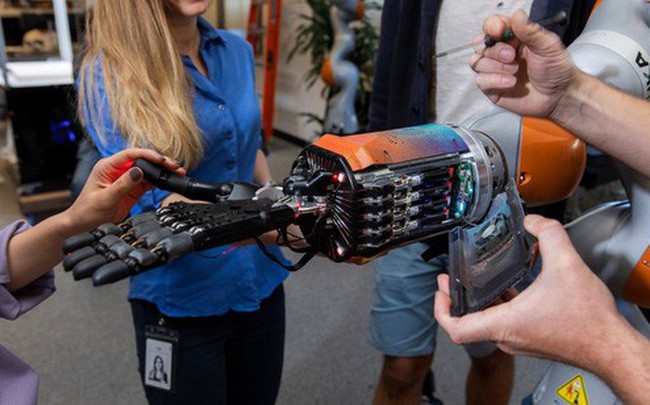Công ty được Microsoft mua lại giá gần 1 tỷ USD, Elon Musk từng tham gia sáng lập: Thiết kế bàn tay robot tự học cách chơi rubik, kỳ vọng robot tương lai "trông giống con người"