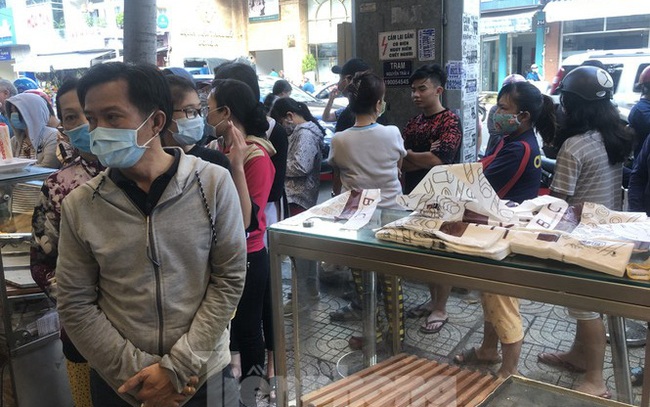 Rồng rắn xếp hàng mua bánh mì thanh long ở Sài Gòn