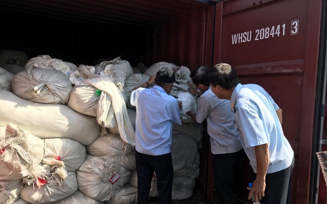 Ba container hàng Trung Quốc giả mạo nhãn mác Việt Nam để xuất sang Mỹ