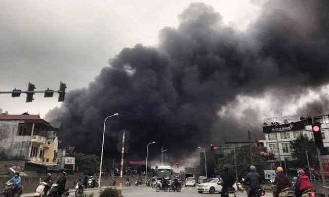 Cháy lớn tại chợ Nhật Tân - Hà Nội