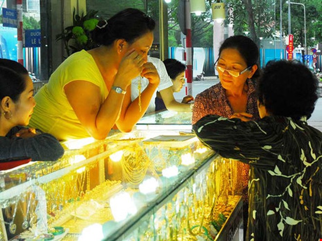 Giá vàng lao dốc, đừng hoảng loạn