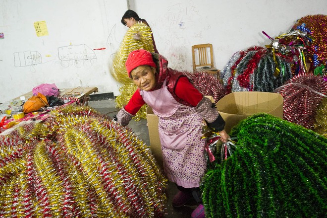 Sự thật đau lòng phía sau những món quà Giáng sinh lộng lẫy