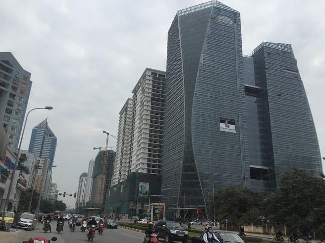 1 km cõng 40 tòa chung cư cao tầng, đường Lê Văn Lương đang ngộp thở (Kỳ 1)