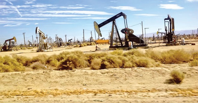 Giá dầu phục hồi khi OPEC tái khẳng định cắt giảm sản lượng