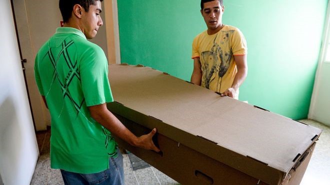Thiếu tiền, người Venezuela phải dùng quan tài giấy