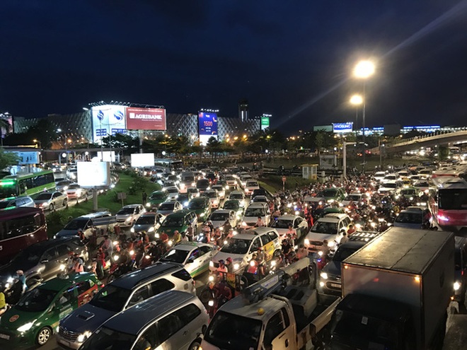 Ngàn người và xe chôn chân quanh sân bay Tân Sơn Nhất