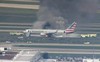 Máy bay chở 170 người cháy ngùn ngụt trên sân bay Chicago, Mỹ