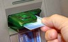 Hai người nước ngoài dùng thẻ ATM giả rút tiền ngân hàng