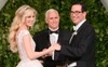 Đệ nhất phu nhân nước Mỹ quyến rũ trong chiếc đầm hồng đi dự tiệc đám cưới Bộ trưởng Bộ Tài chính