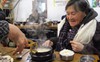 Người già nghèo chật vật mưu sinh ở Hàn Quốc