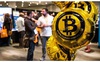 Ngân hàng đầu tiên trên thế giới cho rút tiền bằng bitcoin