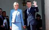 Tân Tổng thống Pháp mặc vest giá rẻ, phu nhân diện đồ đi mượn trong lễ nhậm chức