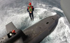 Tổng thống Pháp đu dây từ trực thăng thăm tàu ngầm hạt nhân giữa Đại Tây Dương