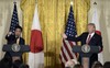 Cái bắt tay dài 18 giây giữa Tổng thống Donald Trump và Thủ tướng Shinzo Abe