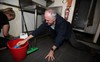 Thủ tướng Australia cọ bếp cho người dân vùng lụt