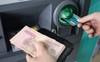 Vì sao các ngân hàng lớn vội vàng muốn tăng phí rút tiền ATM?