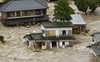 Nhật Bản: Mưa gió tới mức cuốn người trên cầu rơi xuống sông chết đuối