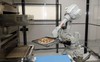 SoftBank muốn đầu tư 750 triệu USD vào công ty làm bánh pizza bằng robot