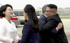 Tổng thống Hàn Quốc tới Triều Tiên, ôm chặt nhà lãnh đạo Kim Jong Un tại sân bay