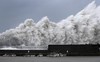 Xe tải lật nghiêng, mái nhà bị xé toạc trong siêu bão mạnh nhất ¼ thế kỷ ở Nhật