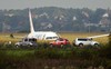 Chùm ảnh: Máy bay chở hơn 230 người nằm giữa cánh đồng ngô
