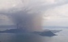 Núi lửa Taal ở Philippines phun cột tro bụi cao 15 km, nguy cơ động đất và sóng thần cận kề